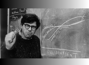 Richar Lewotin in front of a Blackboard